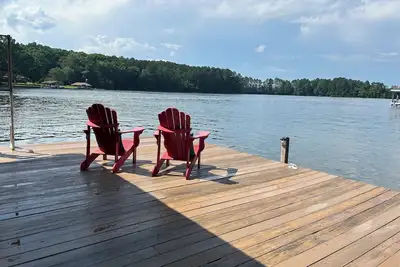 Image de Superbe location au bord du lac avec plage de sable naturel 6 chambres / 3 salles de bain