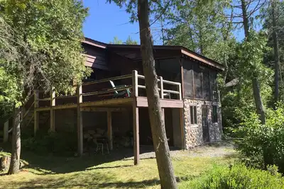 Image de Réservez dès maintenant pour l'été! Cabane Adirondack au bord du lac avec terrasse, quai et superbes vues
