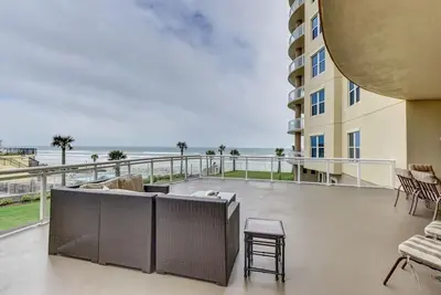 Image de Nouveau luxueux 2, 900+ Sq. Ft, 4 chambres / 3 salles de bain Oceanfront Condo