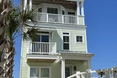 Image de Nouvelle maison avec piscine et vue sur l'océan, à quelques pas de la plage et des restaurants