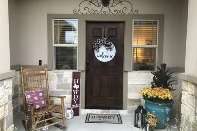 Image de Nouvellement construit et meublé 3bdrm / 3. 5ba Maison de ville au coeur d'Aggieland