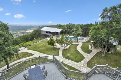 Image de Maison victorienne de charme avec vue imprenable, piscine, bain à remous, salle de jeux