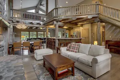 Image de Luxe rustique: Superbe 5br personnalisée journal Themed Lodge Woodlands Gc, 12x Sharc