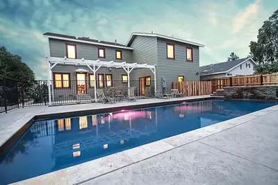 Image de Magnifique 5 chambres 3. 5 salles de bain pour 13 personnes, piscine et jacuzzi 1/2 mile de Disneyland