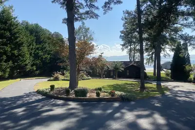 Image de Maison 3br \/ 2ba sur le lac Guntersville avec une vue magnifique et cour arrière plate.
