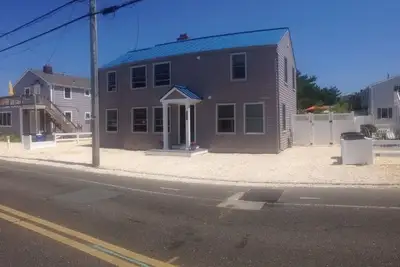Image de Immaculée, moderne, 6 Br, 2 Ba Duplex - Ocean Block! Louez une ou les deux unités!