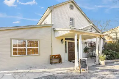Image de Absolutely Charming Agave Chapel, 2/2 Cottage, Walk to Main!