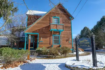Image de Sugar Pine Lodge; Grande maison près de Holiday Valley