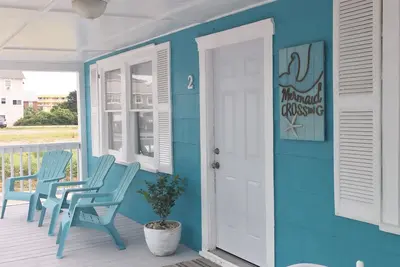 Image de Cette maison au premier étage / à la deuxième rangée se trouve juste en face d'une plage!