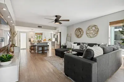 Image de Accueil Waterfront Town sur un lagon, récemment rénové, mobilier et décoration de luxe