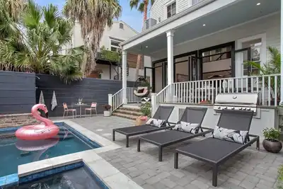 Image de Maison de designer cosmopolite avec piscine | sur le magazine