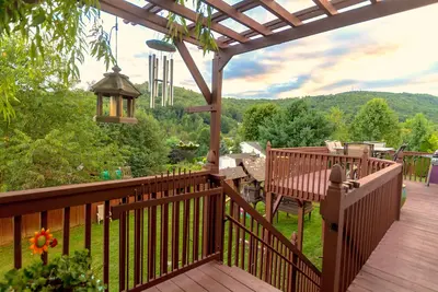 Image de West Avl Family Funhouse • ÉNORME aire de jeux • Grande terrasse w / Vues • 5mi à Avl