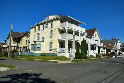 Image de 2 Br Apt dans Beautiful Ocean Grove. Grande terrasse privée avec vue sur le lac et l'océan!