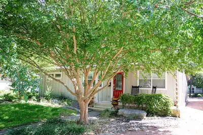 Image de Bungalow à porte rouge absolument charmant, chalet 3/2, cuisine complète, animaux acceptés!