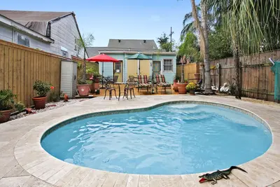 Image de Marchez jusqu'au quartier français et rafraîchissez-vous dans la piscine!