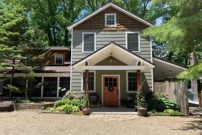 Image de Nouvelle maison de 5 chambres sur 30 acres avec piscine, rivière, bois, sentiers et ferme. Près de la plage!