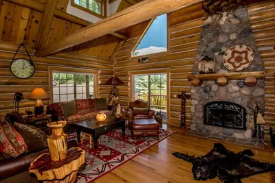 Image de Log de luxe sur 7 acres ou plus en vedette dans Log Home Digest. 10 couchages avec bain à remous,