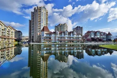 Image de Incroyable centre-ville au bord de l'eau avec accès à la plage avec vue sur le lac et amarrage de bateau.