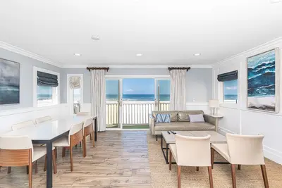 Image de Magnifiquement rénové à l'étage Oceanfront Maison en duplex avec terrasse sur le toit