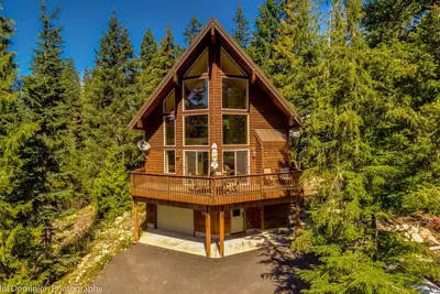 Image de Chalet haut de gamme avec bain Ă remous - Ă pied de tout - meilleure colline de luge et WiFi!