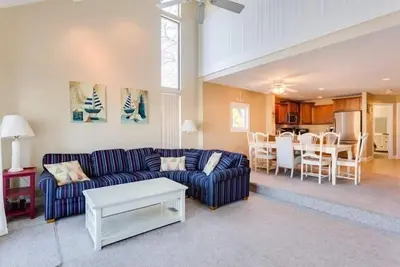 Image de Grande maison de ville de 3 étages - 4 chambres, salle familiale, niveau inférieur Den Plus 6 téléviseurs.