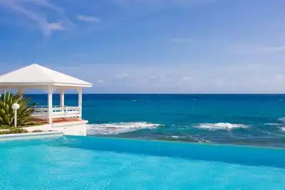 Villa de luxe à couper le souffle avec une vue imprenable sur l'océan et une fabuleuse piscine à débordement