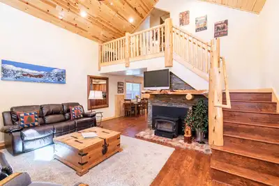 Image de Belle cabine 3bed / 2batg New au coeur de Big Bear! Hot Tub + Game Room!