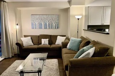 Image de Village de Whistler! Maison de ville familiale avec 3 chambres + bain à remous privé pour 6 personnes