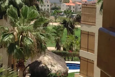 Image de 2 / lit 2 / bain avec vue sur golf et piscine