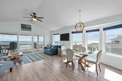 Image de Oceanfront 3 chambres 2 salles de bain, dernier étage, terrasse couverte avec une vue incroyable