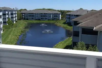 Image de 4 Br 3 Ba, à deux niveaux Vue sur l'eau, 2 ponts, 3 piscines, des courts de tennis, 10 personnes facile