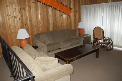 Image de Marchez jusqu'aux remontées mécaniques de Canyon Lodge! Garage privé pour une voiture. Unit�� de condo 2 chambres 2 salles de bain à prix abordable. Internet sans fil haut débit gratuit. Pas de frais de nettoyage. Courchevel # 56