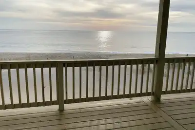 Image de Aussi près que possible! Oceanfront Nags Head Home avec vue panoramique sur l'océan