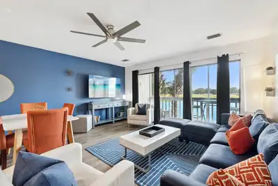 Image de 2 histoires avec 2 balcons privés! Ouvert 9 / 14-21! 150 Pas De La Plage!