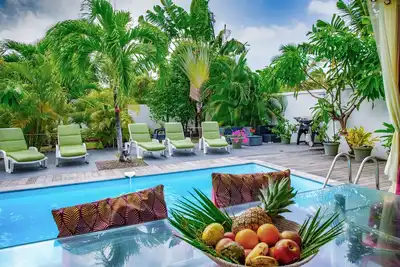 Image de Orient Bay. . . Anyway, piscine et jardin prive, citerne 8+