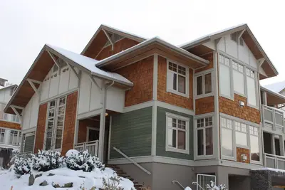 Image de 2 chambres Ski In / Out Condo à tous les 3 montagnes avec bain à remous privé
