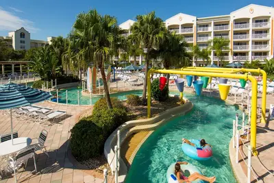 Image de Escapade de plage de luxe avec rivière paresseuse, grande piscine, pataugeoire pour enfants et bain à remous