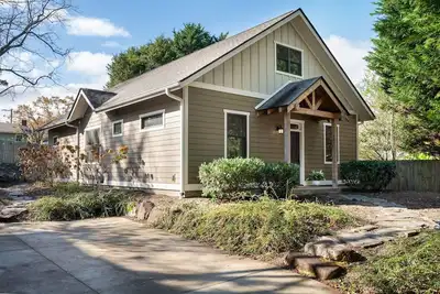 Image de Maison Comme Neuve dans un quartier mignon Ă seulement 4 miles du centre-ville d'Asheville