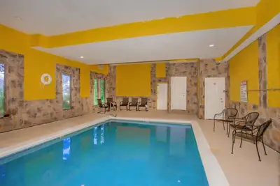 Image de 8 chambres / 7. 5 salles de bain / piscine intérieure privée / salle de théâtre