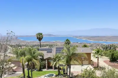 Image de Immobilier Custom Avec Million Dollar City Light And Lake Views