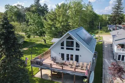 Image de Créez des souvenirs de famille au Michigan Dream'inn avec All Sports Lake Jehnsen