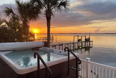 Image de Waterfront Home-Pool / Spa-Sleeps 21 - 100 quai, toboggan intérieur, trampoline