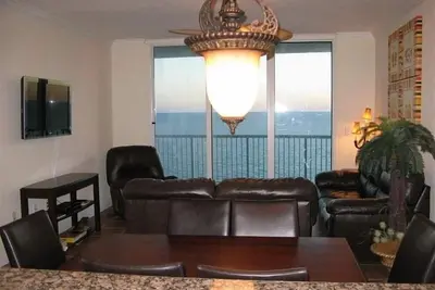 Image de Palazzo-luxe 3br / 3ba Plage / Gulf Front, connexion Wi-Fi et un service de plage gratuit tous les jours