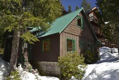 Image de Coeur de village! Cheminée en pierre, intérieur en pin noueux, une vraie cabine!