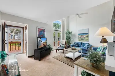 Image de Oceanfront Townhome - Cuisine et salle de bains rénovées, piscine vues Wi-Fi