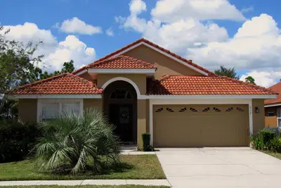 Image de Villa Disney avec 5 chambres dans une résidence sécurisée avec 4 bains, piscine, spa, équipement pour bébé, Roku
