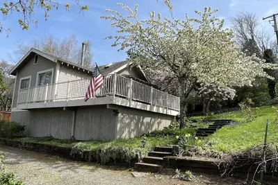 Image de Confortable maison du centre-ville, superbe terrasse avec une courte promenade au cœur de Hood River!
