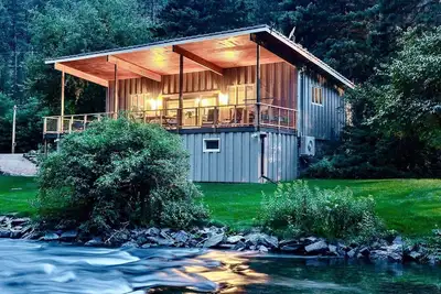 Image de La cabine avant du ruisseau - 2 Br, 2 Ba - immense pont de 40 '- Réglage d'un million de dollars!