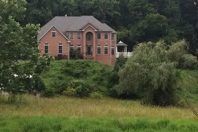 Image de Une maison unifamiliale unique et privée avec 5 acres d'intimité.