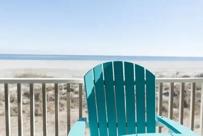 Image de Nouvelle liste Oceanfront! Condo complètement rénové avec vue directe sur l'océan!